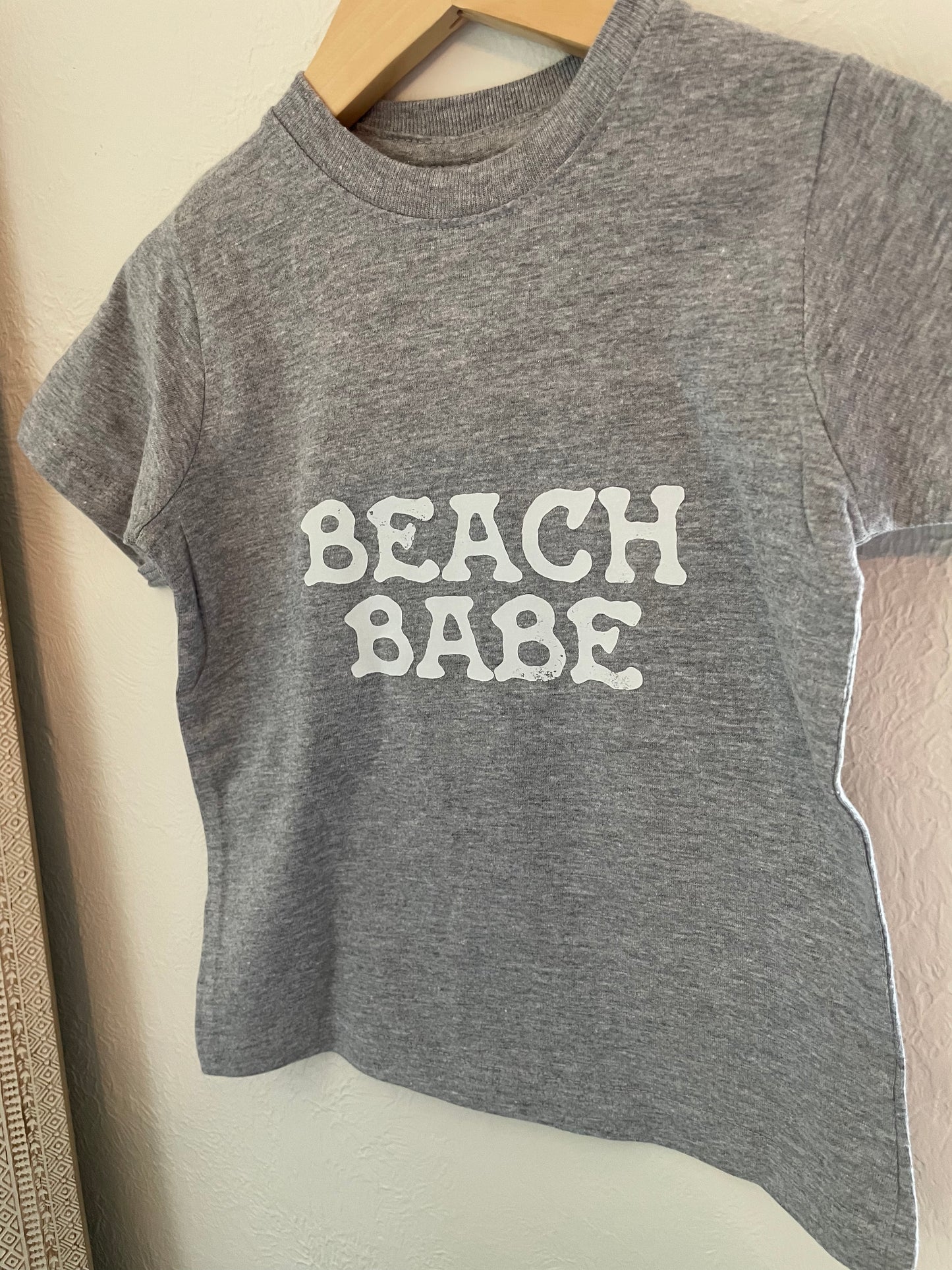 beach babe toddler tee - heather grey